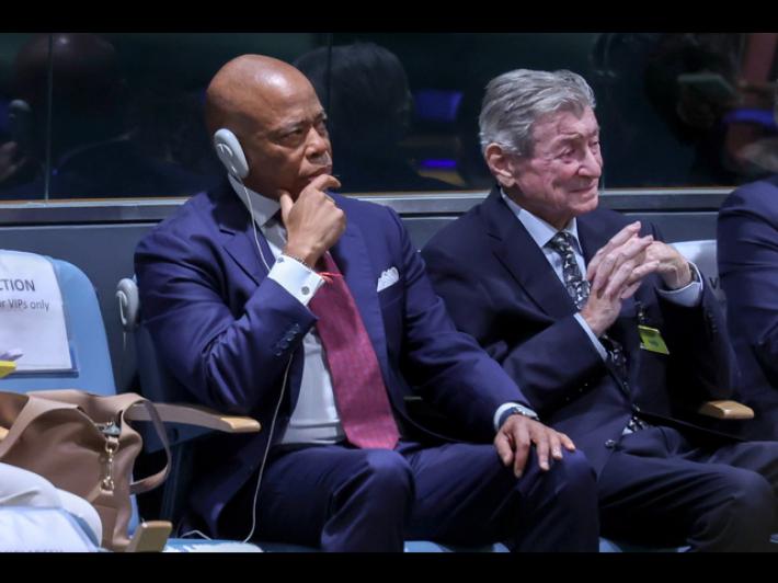 Adams si ritira dalla corsa a sindaco di New York