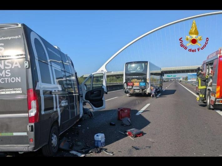 Furgone tampona pullman di turisti sulla A1, muore un 40enne