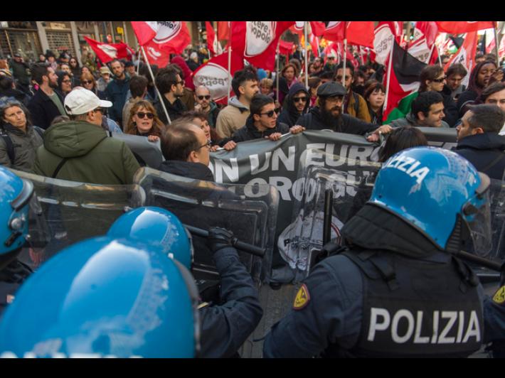 Ferita da lacrimogeno a Bologna, giovane rischia un occhio 