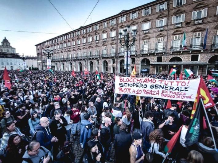 A Torino in diecimila in piazza in sostegno alla Flotilla