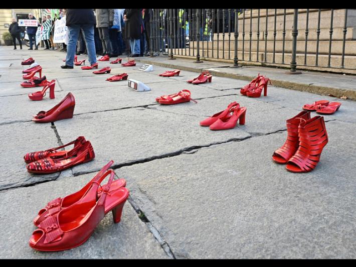 Le stacca orecchio a morsi e la violenta a Sondrio