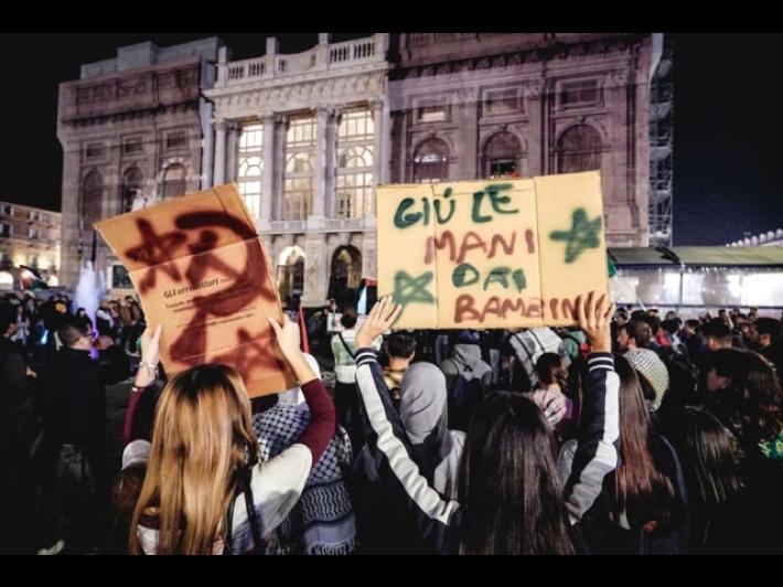 In duemila al corteo proPal a Torino, 'ripartiamo'