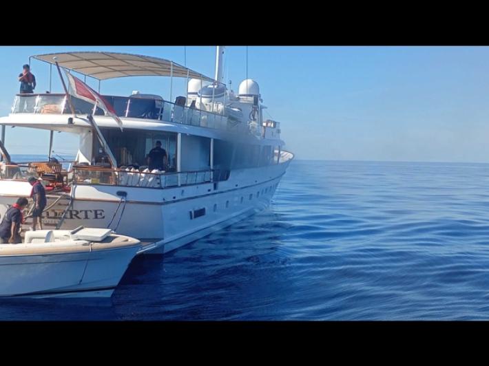 Fiamme su uno yacht: messe in salvo 16 persone ad Agropoli