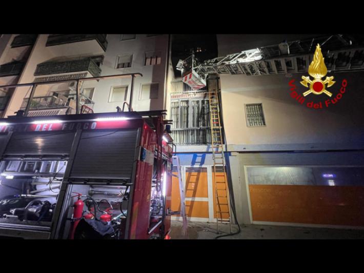 Incendio in condominio, tre morti nel Milanese