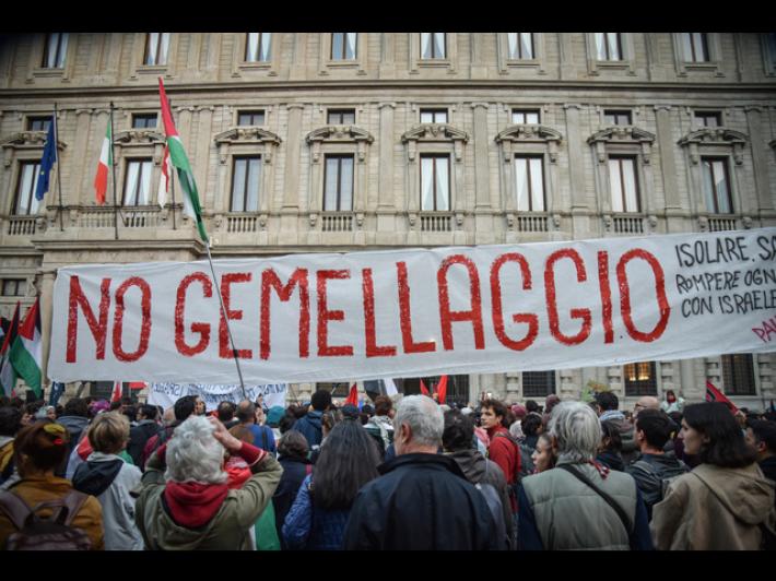 Niente stop a gemellaggio Tel Aviv-Milano, caos in aula e fuori