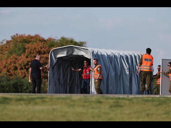 I primi sette ostaggi liberi consegnati all'Idf