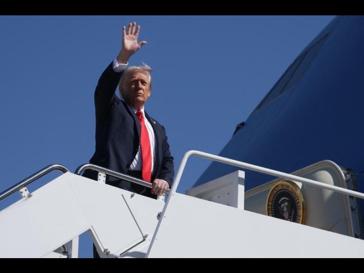 Trump segue il rilascio in streaming dall'Air Force One