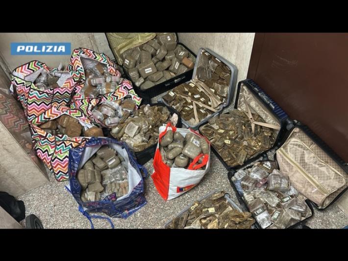 Avevano 220 chili di hashish, arrestati in due