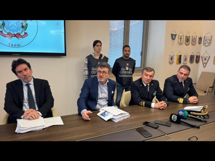 Fondale marino devastato per pescare i datteri, 35 arresti