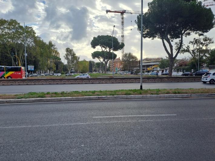 Folle gara di velocit&agrave;, travolta da auto muore ventenne