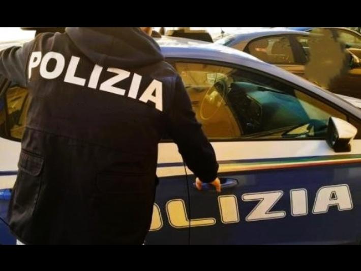 Lo chiama in aiuto per le pulizie di casa ma lui la violenta