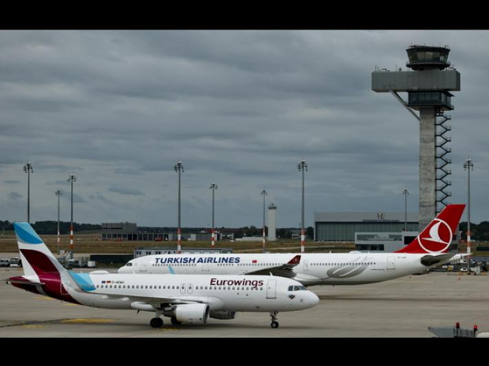 Allarme droni all'aeroporto di Berlino, voli sospesi per due ore