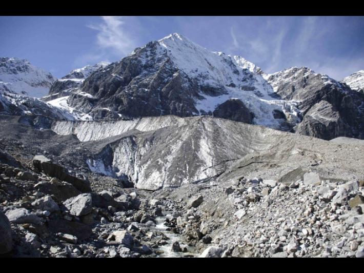 Valanga sull'Ortles, sette alpinisti travolti solo due si sono salvati. Tra le vittime un padre e la figlia 17enne