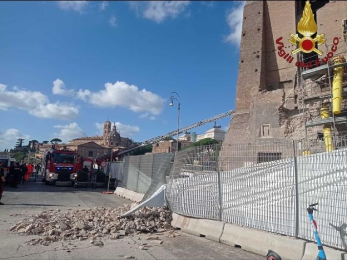 Crollo ai Fori Imperiali, grave l'operaio ferito. Si indaga per disastro colposo 