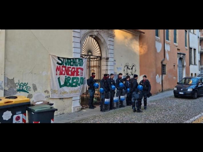 Polizia sgombera ex studentato occupato da antagonisti