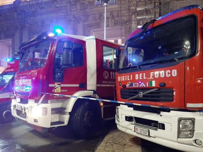 Incendio in un palazzo di 7 piani a Milano, morta un'anziana