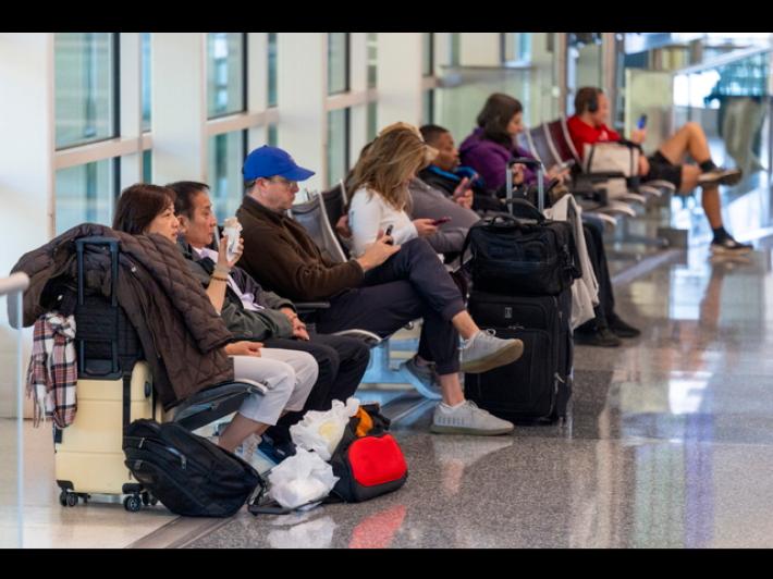 Caos shutdown negli Usa, 800 voli cancellati e 1.200 in ritardo