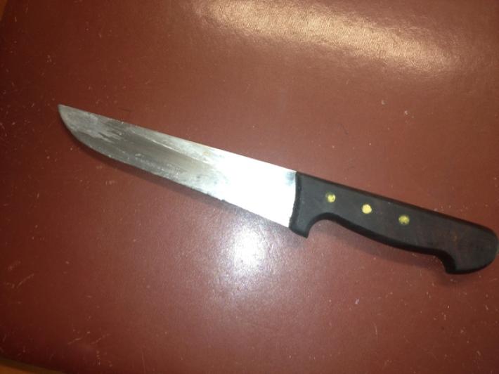 Picchia il padre e si amputa un dito per accusarlo, arrestato