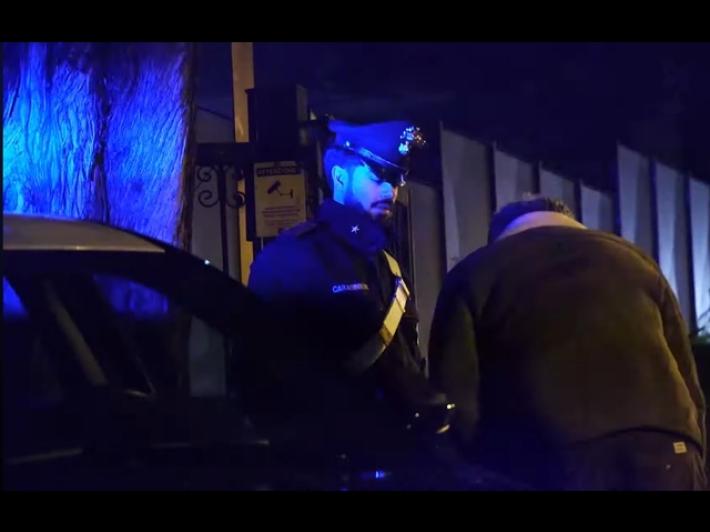 Picchia la compagna e la lascia svenuta in strada, arrestato