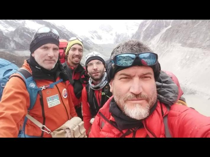 Alpinisti dispersi in Nepal, gli sherpa cercano ancora