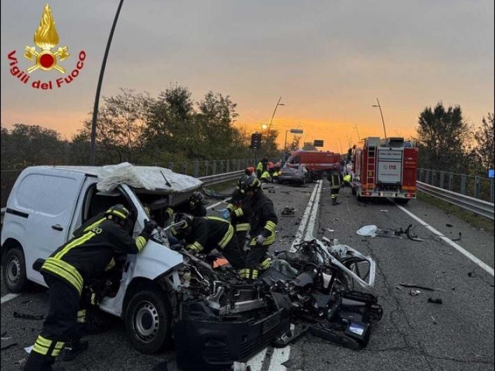 Scontro tra auto sulla tangenziale sud di Bergamo, 3 morti