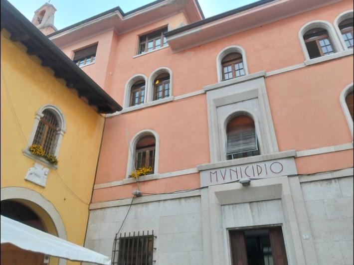 Madre uccide il figlio di 9 anni tagliandogli la gola