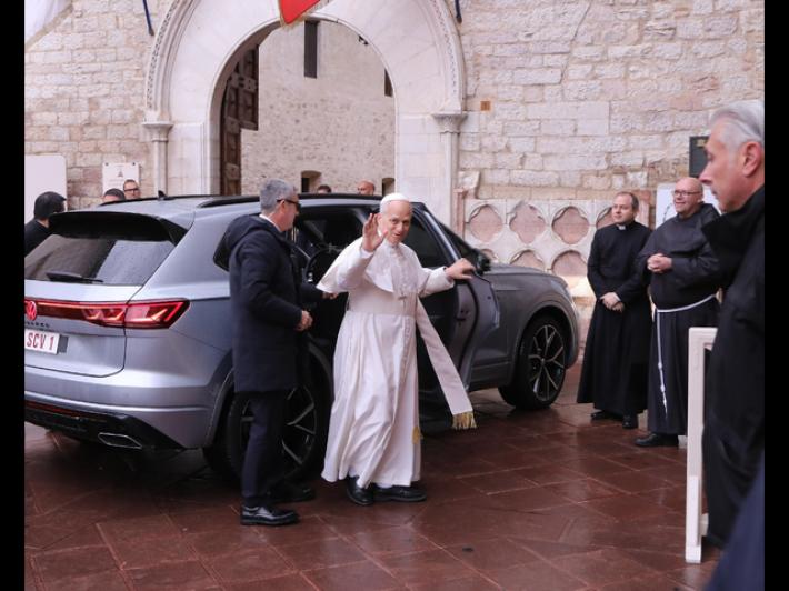 Papa Leone, sulla tomba di San Francesco ho pregato per la pace