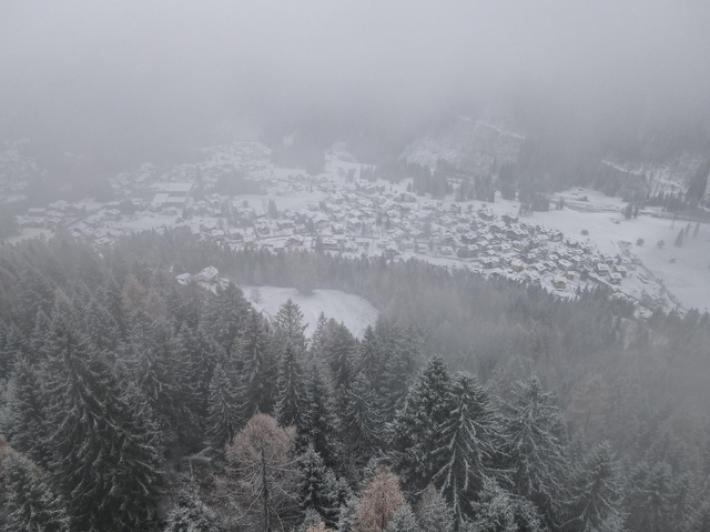 Bus studenti scivola su neve e si ferma davanti a scarpata