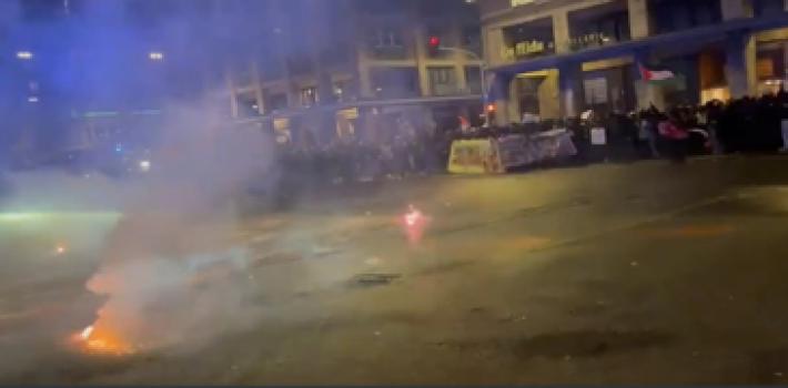 Virtus-Maccabi, manifestanti e agenti si fronteggiano con bombe carta e idranti - Video