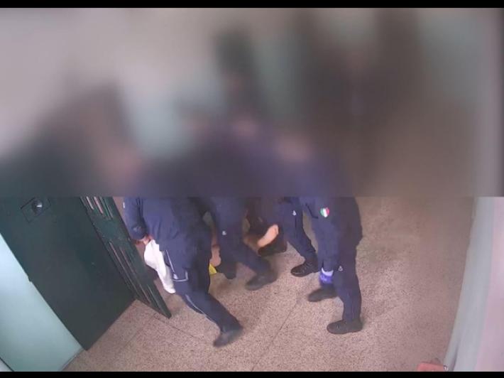 Pestaggio in carcere a Reggio Emilia: chiesto il giudizio per altri 5 agenti della polizia penitenziaria. Il Pm contesta ancora la tortura