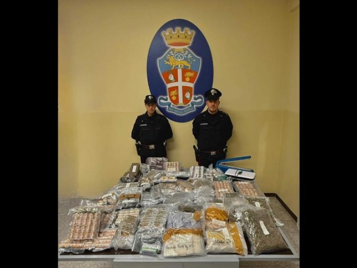 Si allaga appartamento, carabinieri trovano 70 chili di droga