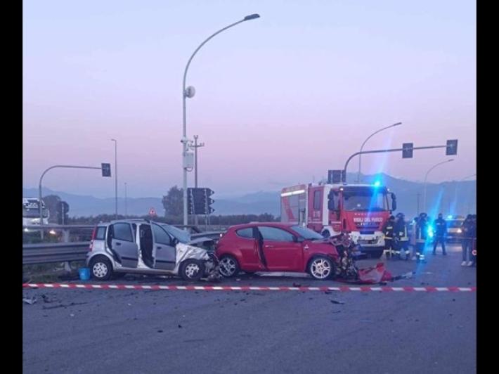 Scontro tra auto nel cosentino, 2 ventenni morti e 4 feriti