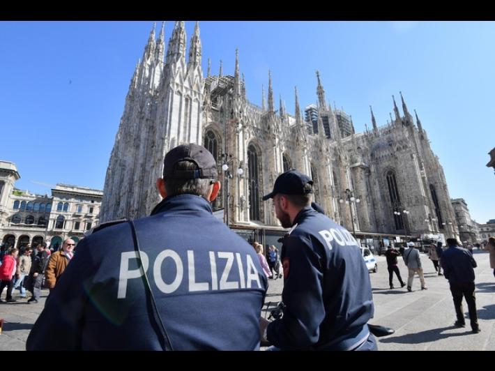 Rapine in strada a Milano, polizia ferma nove giovanissimi