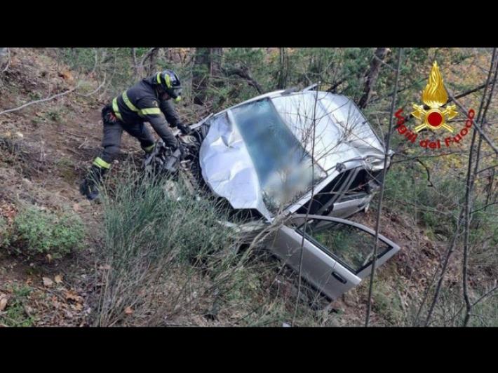 Nell'Ascolano un'auto precipita in scarpata, due morti