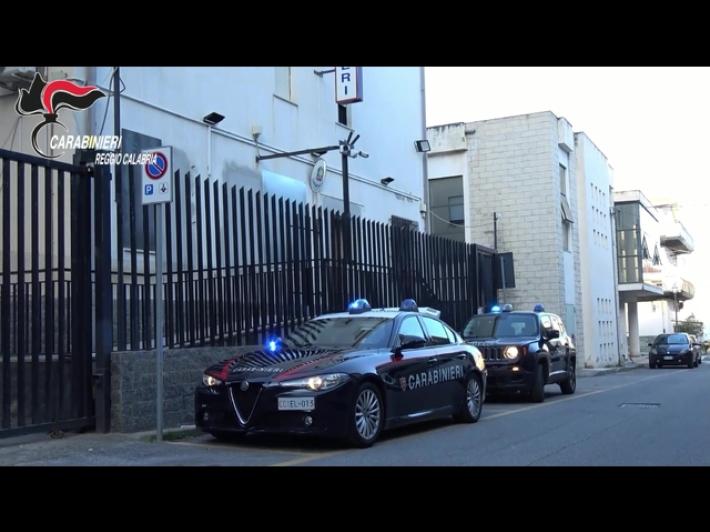 Mostra pistola all'amico e lo ferisce accidentalmente, arrestato