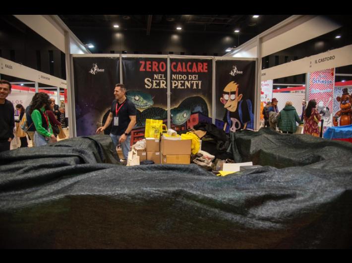 La protesta a Pi&ugrave; Libri Pi&ugrave; Liberi, tanti gli stand coperti