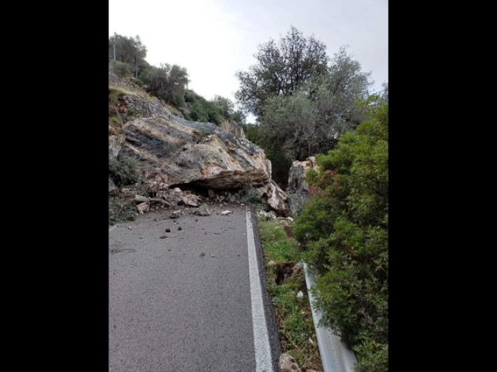 Costone roccia frana sulla statale garganica, strada interrotta
