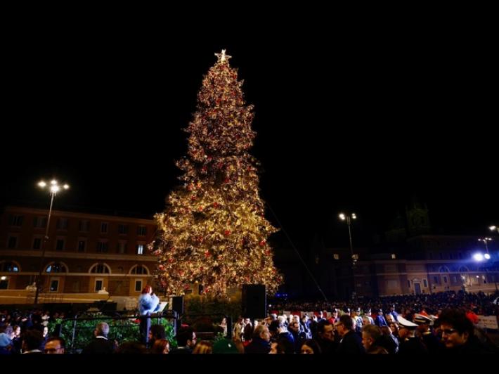Roma, accesi albero di Natale a piazza del Popolo e luminarie