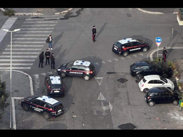 Una ragazza denuncia: "Mi hanno violentata fuori dalla metro a Roma"