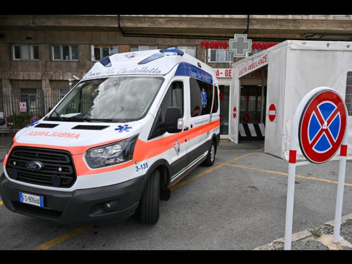 Diciotto persone mangiano in un bar a Genova e restano intossicate, una &egrave; grave