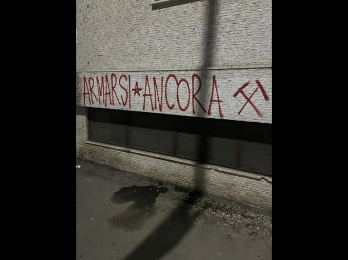 Stella a cinque punte e scritte contro le forze dell'ordine sui muri a Foggia