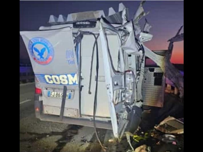 Assalto a un furgone portavalori: bottino da 300mila euro, portellone aperto con l'esplosivo 