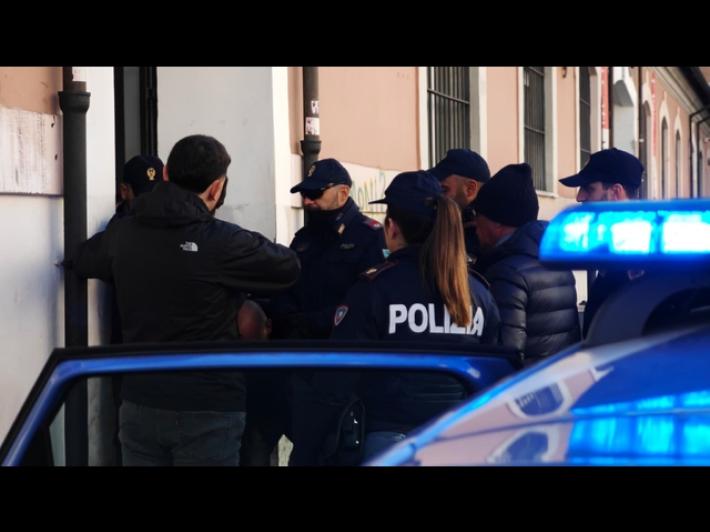 Picchiata dal marito sino allo svenimento per una richiesta di amicizia sui social