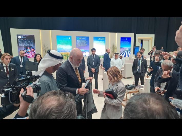 Dai gioielli alle scarpe, i doni ricevuti dalla premier Meloni andranno all'asta