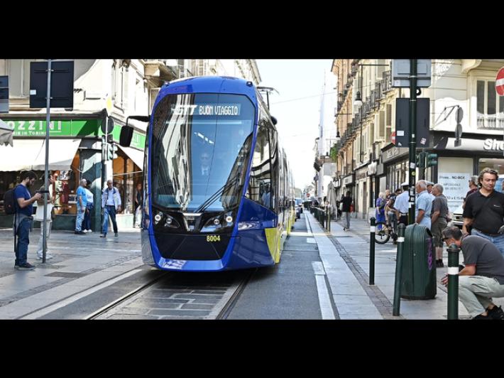 Perse il braccio dopo essere stato investito dal tram a Torino, ora fa causa al Comune