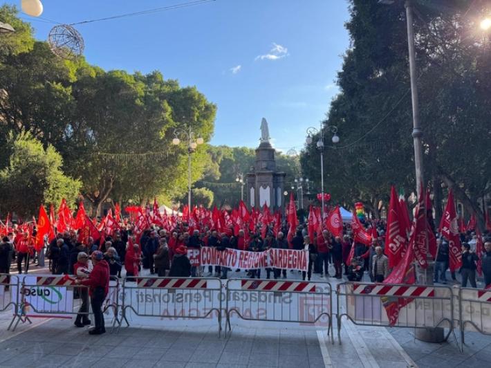 Sciopero Cgil, a Cagliari un migliaio in piazza contro la manovra del governo