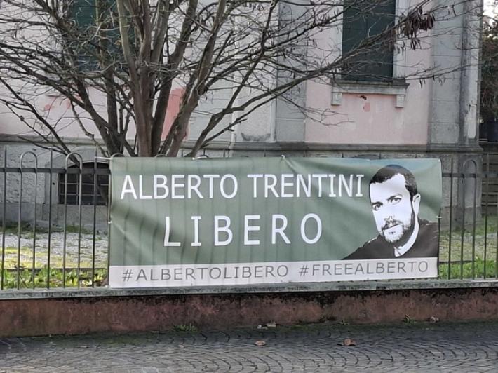 Striscione per chiedere la libert&agrave; di Alberto Trentini esposto a Vigonovo