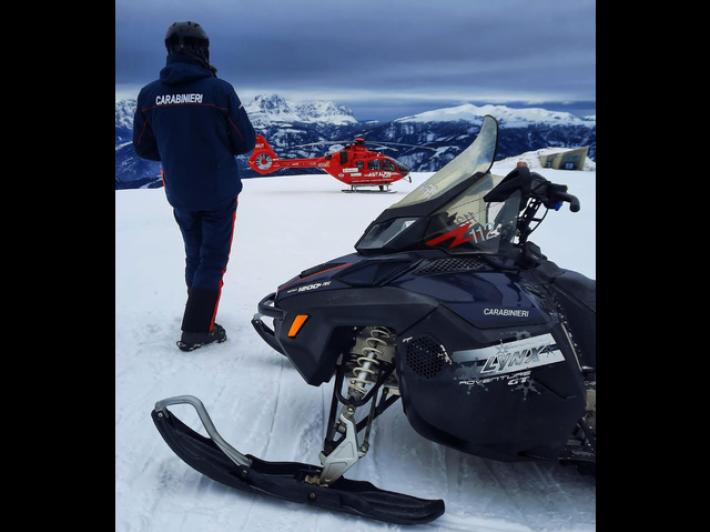 Atterra sulle piste da sci in elicottero, imprenditore multato