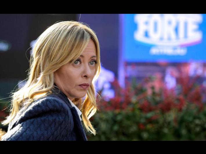 Meloni a Atreju:&laquo;Non accettiamo lezioni da chi fa il comunista con il ceto medio e il turbocapitalista con i centri di potere&raquo;