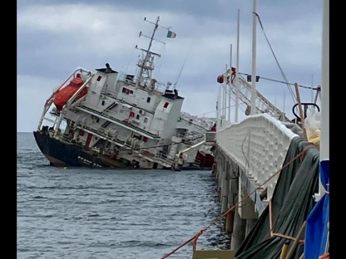 Nave incagliata lascia Marina di Massa dopo 11 mesi